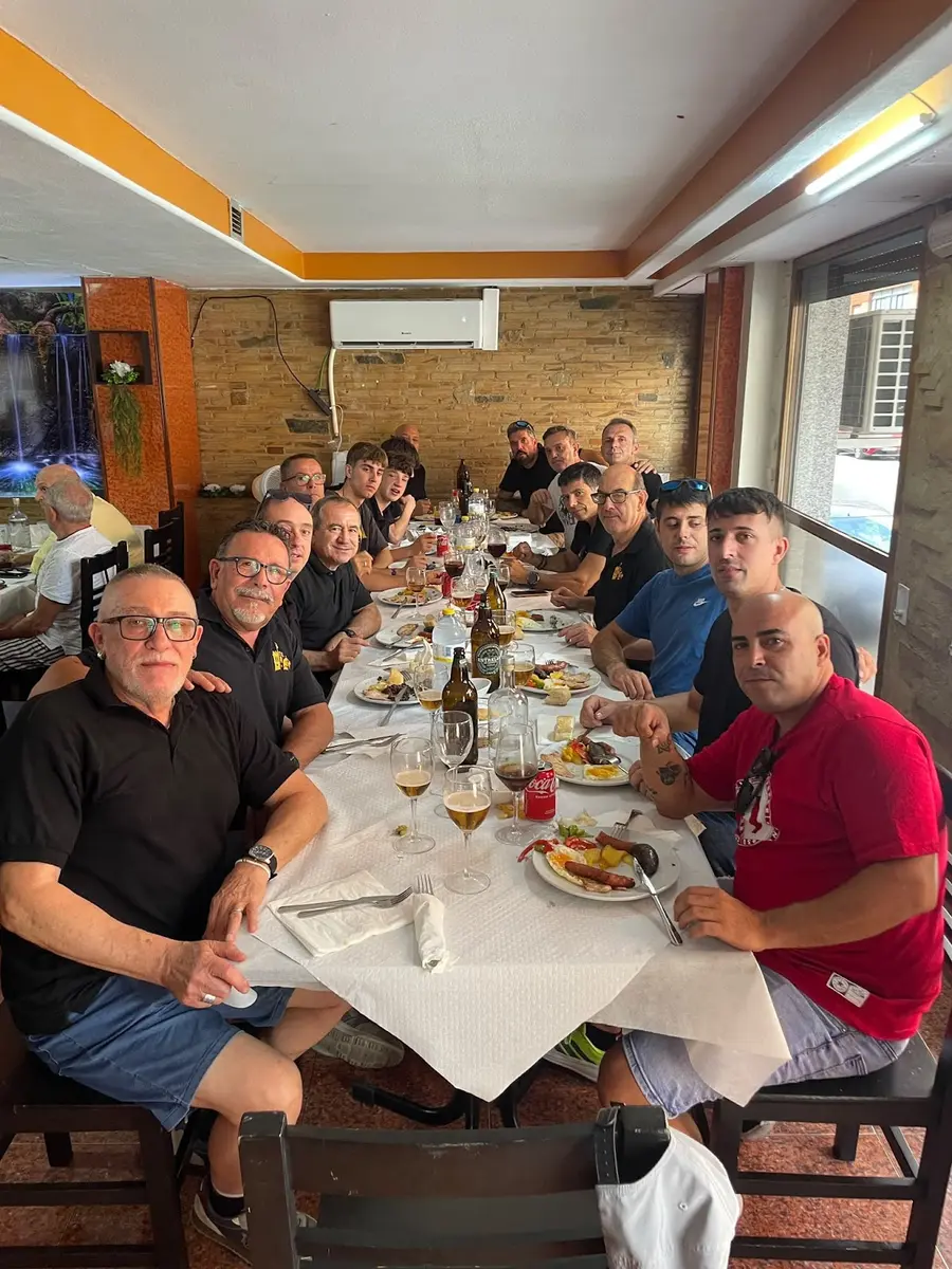 La cuadrilla de Los del Palo reunida en el almuerzo del Palo de 2026