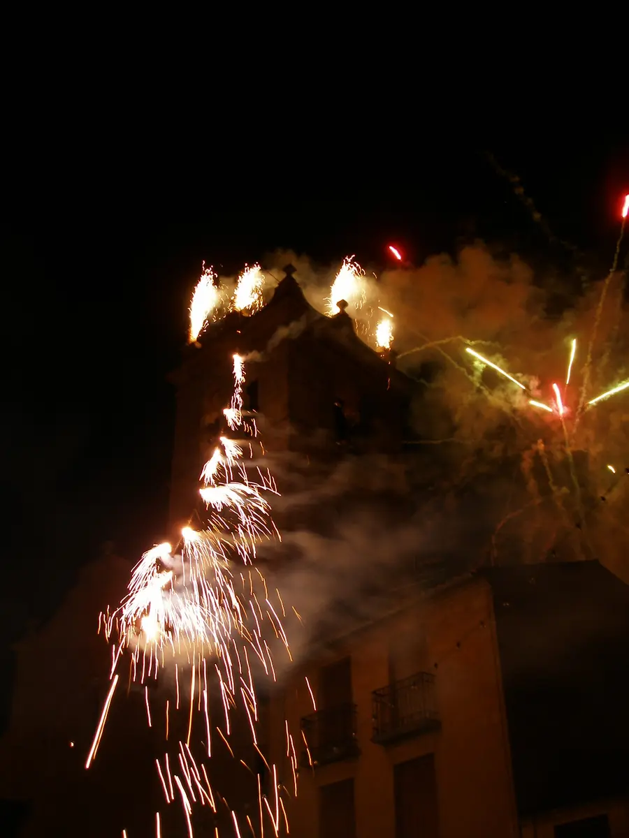 Fuegos artificiales alrededor de la torre de Santa Catalina en la noche del izado, 2009