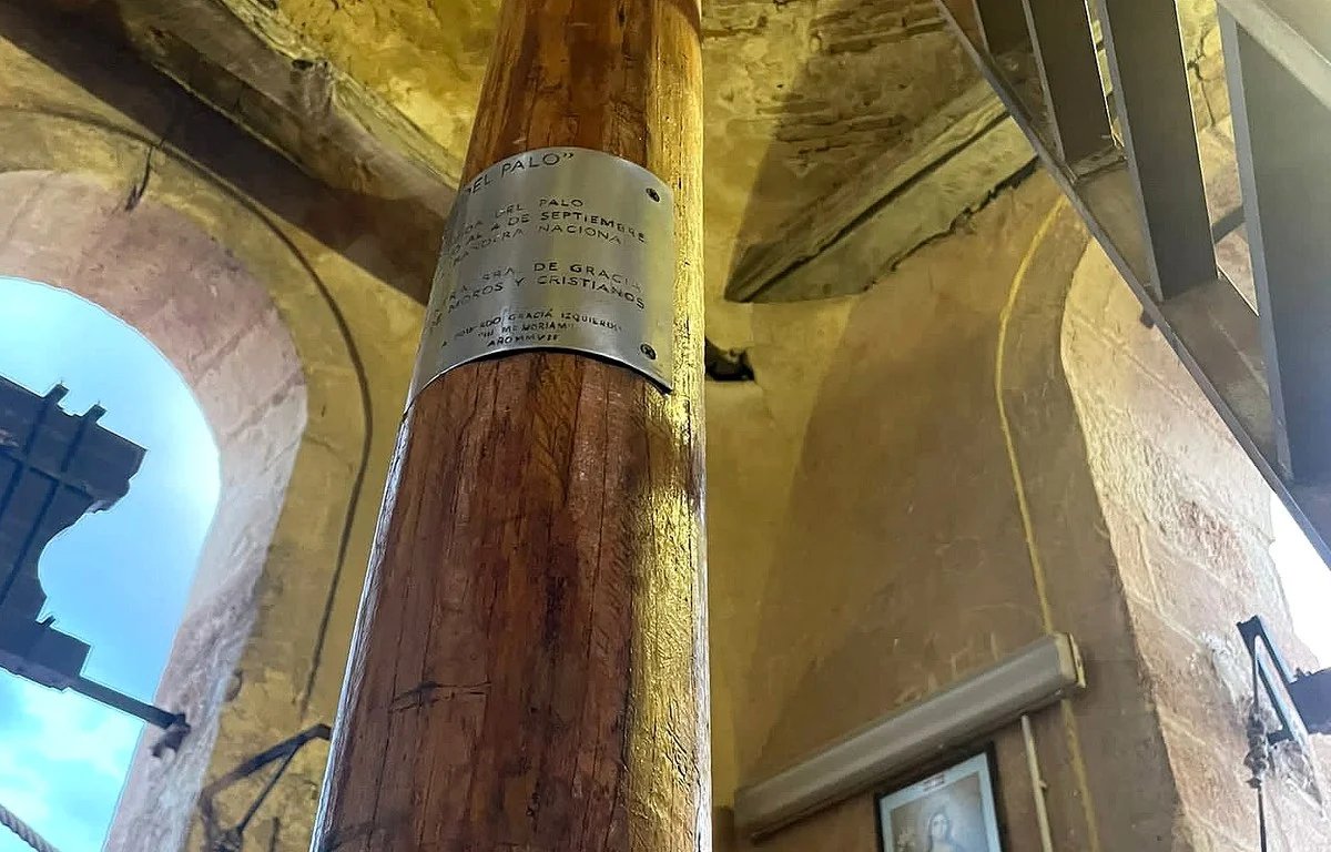 La madera y la placa del Palo, dentro de la sala de campanas