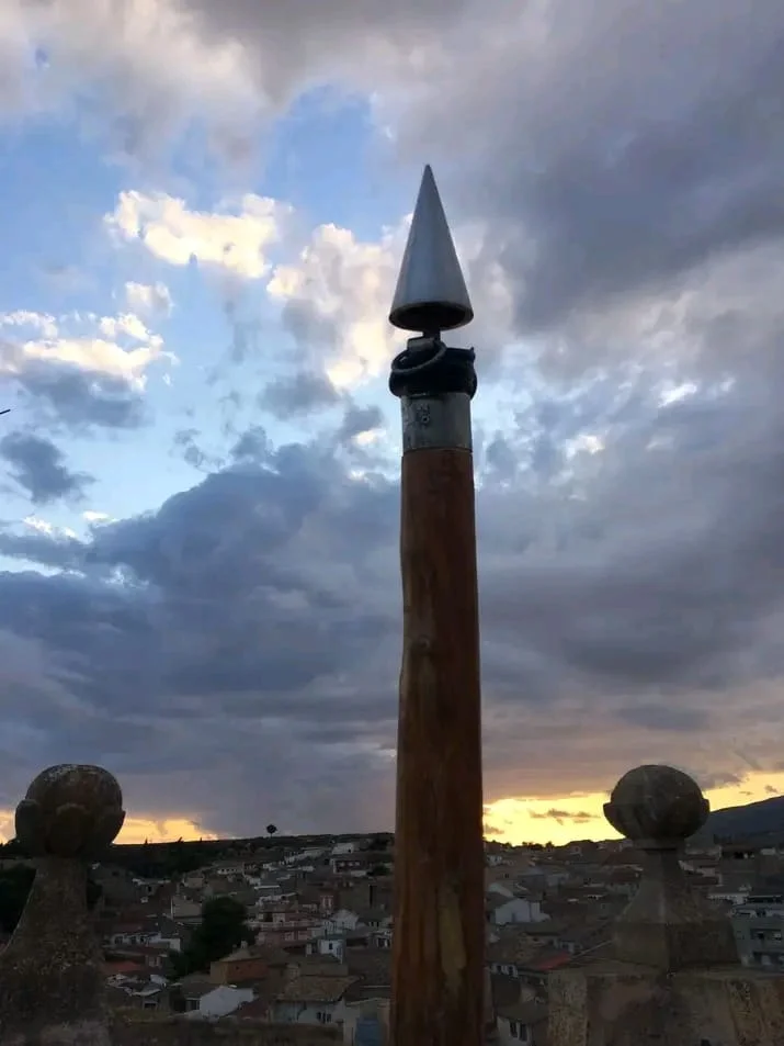La punta metálica del Palo sobre los tejados de Caudete al anochecer