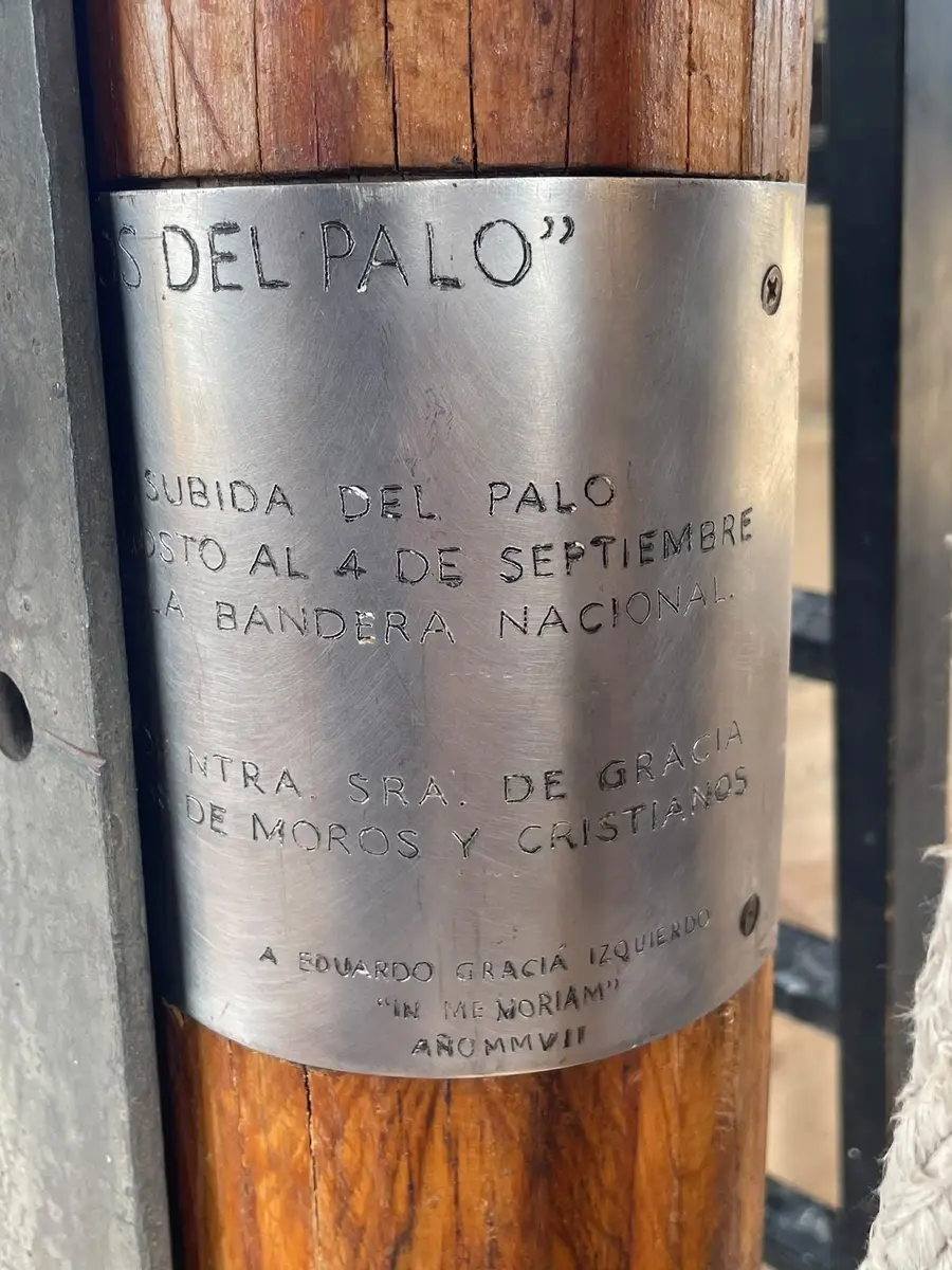Placa metálica del Palo con la dedicatoria a Eduardo Graciá Izquierdo, año 2007